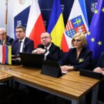 24.02.2022. Kielce. Na zdjęciu (od lewej): Tomasz Jamka - członek zarządu, Andrzej Bętkowski - marszałek, Andrzej Pruś - przewodniczący sejmiku, Marek Bogusławski - wicemarszałek, Renata Janik - wicemarszałek, Marek Jońca - członek zarządu / Urząd Marszałkowski Województwa Świętorzyskiego