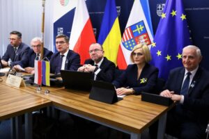 24.02.2022. Kielce. Na zdjęciu (od lewej): Tomasz Jamka - członek zarządu, Andrzej Bętkowski - marszałek, Andrzej Pruś - przewodniczący sejmiku, Marek Bogusławski - wicemarszałek, Renata Janik - wicemarszałek, Marek Jońca - członek zarządu / Urząd Marszałkowski Województwa Świętorzyskiego