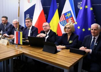 24.02.2022. Kielce. Na zdjęciu (od lewej): Tomasz Jamka - członek zarządu, Andrzej Bętkowski - marszałek, Andrzej Pruś - przewodniczący sejmiku, Marek Bogusławski - wicemarszałek, Renata Janik - wicemarszałek, Marek Jońca - członek zarządu / Urząd Marszałkowski Województwa Świętorzyskiego