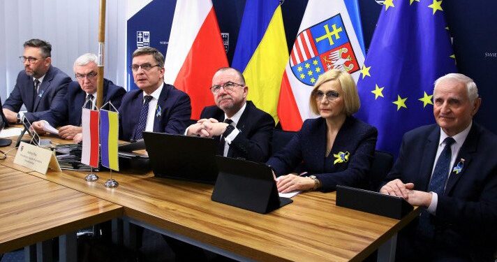 24.02.2022. Kielce. Na zdjęciu (od lewej): Tomasz Jamka - członek zarządu, Andrzej Bętkowski - marszałek, Andrzej Pruś - przewodniczący sejmiku, Marek Bogusławski - wicemarszałek, Renata Janik - wicemarszałek, Marek Jońca - członek zarządu / Urząd Marszałkowski Województwa Świętorzyskiego