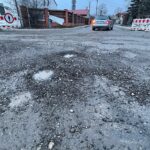 01.02.2022. Kielce. Dziurawa nawierzchnia. Na zdjęciu ulica Domaszowska / Wiktor Taszłow / Radio Kielce