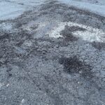 01.02.2022. Kielce. Dziurawa nawierzchnia. Na zdjęciu ulica Domaszowska / Wiktor Taszłow / Radio Kielce