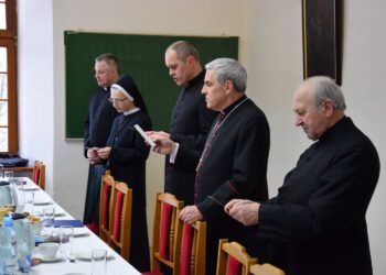 03.02.2022. Sandomierz. Synod diecezjalny. Na zdjęciu (drugi z prawej) biskup sandomierski Krzysztof Nitkiewicz / ks. Grzegorz Słodkowski