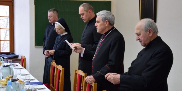 03.02.2022. Sandomierz. Synod diecezjalny. Na zdjęciu (drugi z prawej) biskup sandomierski Krzysztof Nitkiewicz / ks. Grzegorz Słodkowski