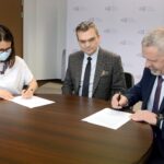 09.02.2022. Kielce. Podpisanie porozumienia między POT a Kuratorium Oświaty w Kielcach, którego celem jest wspieranie szkół zawodowych na terenie województwa świętokrzyskiego. Na zdjęciu (od lewej): Anna Salamończyk-Mochel - p.o. prezesa POT, Marcin Różycki - wiceprezes POT i Kazimierz Mądzik - świętokrzyski kurator oświaty / Polska Organizacja Turystyczna