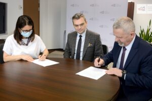 09.02.2022. Kielce. Podpisanie porozumienia między POT a Kuratorium Oświaty w Kielcach, którego celem jest wspieranie szkół zawodowych na terenie województwa świętokrzyskiego. Na zdjęciu (od lewej): Anna Salamończyk-Mochel - p.o. prezesa POT, Marcin Różycki - wiceprezes POT i Kazimierz Mądzik - świętokrzyski kurator oświaty / Polska Organizacja Turystyczna