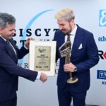 70. Plebiscyt Sportowy - Świętokrzyskie Gwiazdy Sportu 2021. Na zdjęciu (od lewej): Stanisław Wróbel - Redaktor Naczelny „Echa Dnia”, Alex Dujszebajew - Łomża Vive Kielce - 1. miejsce w kategorii Sportowiec Roku / Echo Dnia