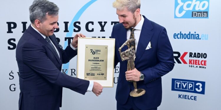 70. Plebiscyt Sportowy - Świętokrzyskie Gwiazdy Sportu 2021. Na zdjęciu (od lewej): Stanisław Wróbel - Redaktor Naczelny „Echa Dnia”, Alex Dujszebajew - Łomża Vive Kielce - 1. miejsce w kategorii Sportowiec Roku / Echo Dnia