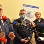 22.02.2022. Końskie. Otwarcie elektronicznej strzelnicy. Na zdjęciu (od lewej): Grzegorz Piec - starosta konecki, senator Jarosław Rusiecki, Beata Jakubowska - dyrektor Zespołu Szkół Ponadpodstawowych nr 1 w Końskich / Magdalena Galas-Klusek / Radio Kielce