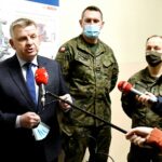 22.02.2022. Końskie. Otwarcie elektronicznej strzelnicy. Na zdjęciu (od lewej): senator Jarosław Rusiecki, major Krzysztof Orzech, płk Piotr Hałys - dowódca ŚBOT / ppor. Daniel Woś / ŚBOT