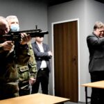 22.02.2022. Końskie. Otwarcie elektronicznej strzelnicy. Na zdjęciu: senator Jarosław Rusiecki / ppor. Daniel Woś / ŚBOT