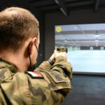 22.02.2022. Końskie. Otwarcie elektronicznej strzelnicy. 22.02.2022. Końskie. Otwarcie elektronicznej strzelnicy. Na zdjęciu: płk Piotr Hałys - dowódca ŚBOT / ppor. Daniel Woś / ŚBOT