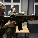 22.02.2022. Końskie. Otwarcie elektronicznej strzelnicy. Na zdjęciu: senator Jarosław Rusiecki / ppor. Daniel Woś / ŚBOT