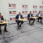 06.02.2022. Kielce. Studio Polityczne Radia Kielce. Na zdjęciu (od lewej): Jarosław Karyś - Prawo i Sprawiedliwość, Artur Gierada - Platforma Obywatelska, Dawid Lewicki - Konfederacja, Filip Strząbała - Nowa Lewica i Michał Godowski - Polskie Stronnictwo Ludowe / Piotr Kwaśniewski / Radio Kielce