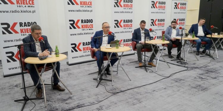 06.02.2022. Kielce. Studio Polityczne Radia Kielce. Na zdjęciu (od lewej): Jarosław Karyś - Prawo i Sprawiedliwość, Artur Gierada - Platforma Obywatelska, Dawid Lewicki - Konfederacja, Filip Strząbała - Nowa Lewica i Michał Godowski - Polskie Stronnictwo Ludowe / Piotr Kwaśniewski / Radio Kielce