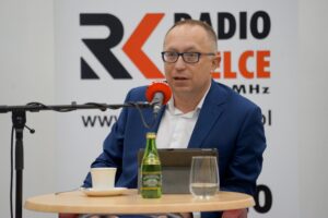 06.02.2022. Kielce. Studio Polityczne Radia Kielce. Na zdjęciu: Artur Gierada - Platforma Obywatelska / Piotr Kwaśniewski / Radio Kielce