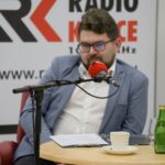 06.02.2022. Kielce. Studio Polityczne Radia Kielce. Na zdjęciu: Filip Strząbała - Nowa Lewica / Piotr Kwaśniewski / Radio Kielce