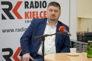 06.02.2022. Kielce. Studio Polityczne Radia Kielce. Na zdjęciu: Michał Godowski - Polskie Stronnictwo Ludowe / Piotr Kwaśniewski / Radio Kielce