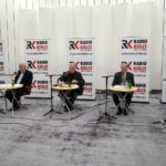 13.02.2022. Kielce. Studio Polityczne Radia Kielce. Na zdjęciu (od lewej): Marek Kwitek - PiS, Lucjan Pietrzczyk - PO KO, Czesław Siekierski - PSL KP, Sławomir Szarek - Konfederacja Ruch Narodowy, Marcin Chłodnicki - Nowa Lewica / Kamil Król / Radio Kielce