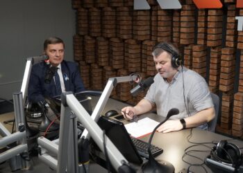 24.02.2022. Radio Kielce, Punkty Widzenia. Na zdjęciu (od lewej): Andrzej Prus - przewodniczący sejmiku województwa, Radosław Podsiadły - dziennikarz Radio Kielce / Dionizy Krawczyński / Radio Kielce