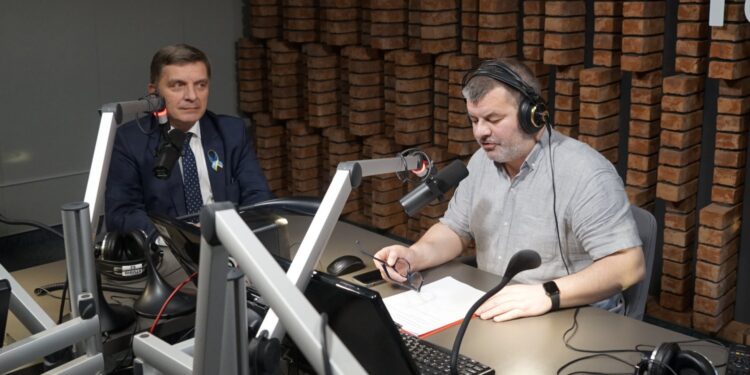 24.02.2022. Radio Kielce, Punkty Widzenia. Na zdjęciu (od lewej): Andrzej Prus - przewodniczący sejmiku województwa, Radosław Podsiadły - dziennikarz Radio Kielce / Dionizy Krawczyński / Radio Kielce