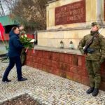 06.02.2022. Dwikozy. Pomnik powstańców styczniowych. Kwiaty składa poseł Marek Kwitek / Marek Kwitek/Facebook