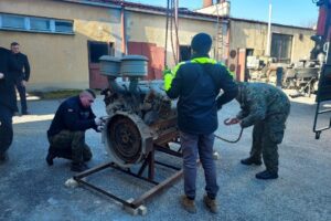 15.02.2022. Sandomierz. Przekazanie dwóch agregatów prądotwórczych ze Szpitala Specjalistycznego im. Ducha Świętego w Sandomierzu do Muzeum Wojska Polskiego w Warszawie / Starostwo Powiatowe w Sandomierzu