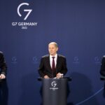 09.02.2022. Niemcy, Berlin. Na zdjęciu (od lewej): Andrzej Duda - prezydent Polski, Olaf Scholz - kanclerz Niemiec i Emmanuel Macron - prezydent Francji / PAP/EPA/HANNIBAL HANSCHKE