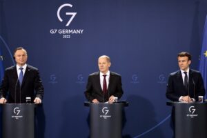 09.02.2022. Niemcy, Berlin. Na zdjęciu (od lewej): Andrzej Duda - prezydent Polski, Olaf Scholz - kanclerz Niemiec i Emmanuel Macron - prezydent Francji / PAP/EPA/HANNIBAL HANSCHKE