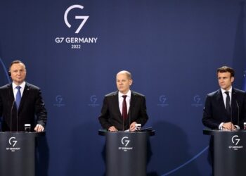 09.02.2022. Niemcy, Berlin. Na zdjęciu (od lewej): Andrzej Duda - prezydent Polski, Olaf Scholz - kanclerz Niemiec i Emmanuel Macron - prezydent Francji / PAP/EPA/HANNIBAL HANSCHKE