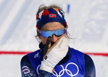 10.02.2022. Zimowe Igrzyska Olimpijskie Pekin 2022. Na zdjęciu: Therese Johaug z Norwegii po przekroczeniu linii mety podczas biegu klasycznego kobiet na 10 km / PAP/EPA/Kimimasa Mayama