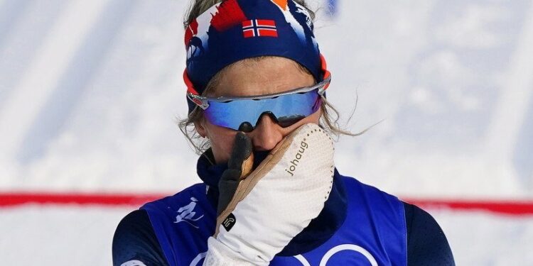 10.02.2022. Zimowe Igrzyska Olimpijskie Pekin 2022. Na zdjęciu: Therese Johaug z Norwegii po przekroczeniu linii mety podczas biegu klasycznego kobiet na 10 km / PAP/EPA/Kimimasa Mayama