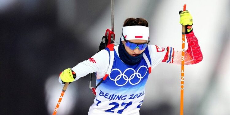 11.02.2022. Zimowe Igrzyska Olimpijskie Pekin 2022. Na zdjęciu: Monika Hojnisz-Staręga podczas biegu na 7,5 km w biathlonie kobiet / PAP/EPA/MARTIN DIVISEK