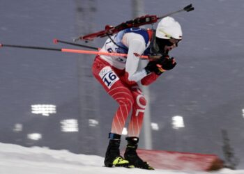 13.02.2022. Zimowe Igrzyska Olimpijskie Pekin 2022. Na zdjęciu: Monika Hojnisz-Staręga podczas biegu na dochodzenie w biathlonie kobiet na 10 km / PAP/EPA/CHRISTIAN BRUNA