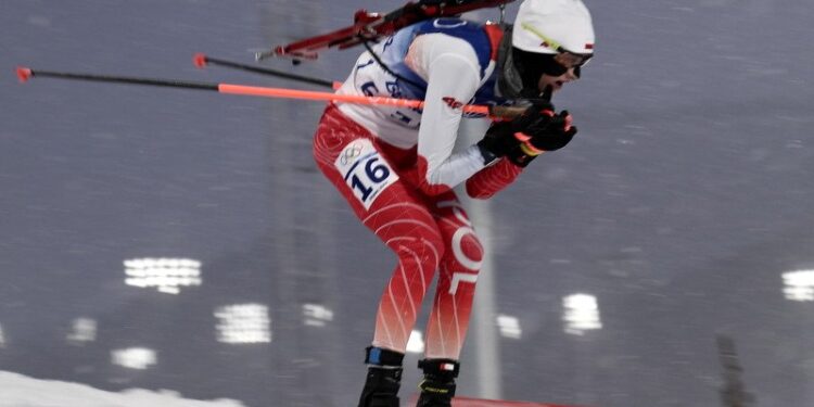 13.02.2022. Zimowe Igrzyska Olimpijskie Pekin 2022. Na zdjęciu: Monika Hojnisz-Staręga podczas biegu na dochodzenie w biathlonie kobiet na 10 km / PAP/EPA/CHRISTIAN BRUNA