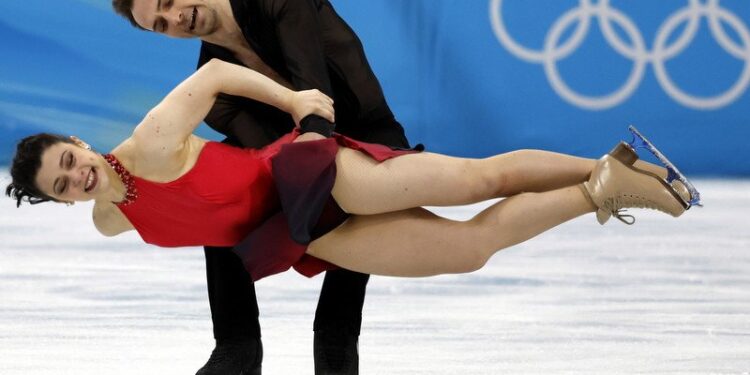 13.02.2022. Zimowe Igrzyska Olimpijskie Pekin 2022. Na zdjęciu: Natalia Kaliszek i Maksym Spodyriev z Polski podczas występu w rywalizacji par tanecznych / PAP/EPA/ROMAN PILIPEY