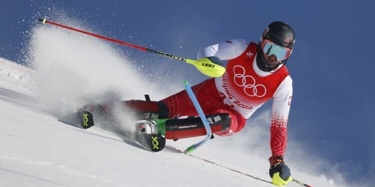 15.02.2022. Zimowe Igrzyska Olimpijskie - Pekin 2022.. Na zdjęciu: Michał Jasiczek podczas drugiego przejazdu slalomu mężczyzn / PAP/EPA/GUILLAUME HORCAJUELO