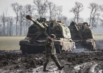 22.02.2022. Rosyjskie pojazdy opancerzone na drodze w obwodzie rostowskim w Rosji, 22 lutego 2022 r. Prezydent Władimir Putin polecił rosyjskiemu Ministerstwu Obrony zapewnienie utrzymania pokoju przez rosyjskie siły zbrojne / YURI KOCHETKOV / PAP/EPA