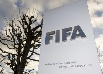 Światowy organ zarządzający piłką nożną FIFA wraz z organem zarządzającym europejskim futbolem UEFA ogłosiły w dniu 28 lutego 2022 r. wspólne podjęcie decyzji, że „wszystkie rosyjskie drużyny, zarówno reprezentacje narodowe, jak i drużyny klubowe, zostaną zawieszone w uczestnictwie w rozgrywkach FIFA i UEFA / PAP/EPA/WALTER BIERI