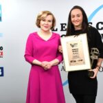 70. Plebiscyt Sportowy - Świętokrzyskie Gwiazdy Sportu 2021. Na zdjęciu (od lewej): Anna Krupka - wiceminister sportu, Sandra Drabik - SK Kickboxing Kielce - 4. miejsce w kategorii Sportowiec Roku / Echo Dnia