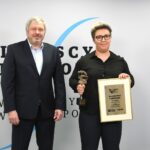 70. Plebiscyt Sportowy - Świętokrzyskie Gwiazdy Sportu 2021. Na zdjęciu (od lewej): Przemysław Predygier - Dyrektor TVP3 Kielce, Katarzyna Furmanek - 7. miejsce w kategorii Sportowiec Roku / Echo Dnia