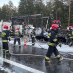 14.02.2022. Suchedniów. Spalona naczepa samochodu ciężarowego / Wiktor Taszłow / Radio Kielce