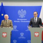 09.02.2022. Warszawa. Wspólna konferencja w sprawie wykupu gruntów. Na zdjęciu (od lewej): Józef Kubica - p.o. dyrektor generalny Lasów Państwowych i Edward Siarka -sekretarz stanu w Ministerstwie Klimatu i Środowiska / lasy.gov.pl