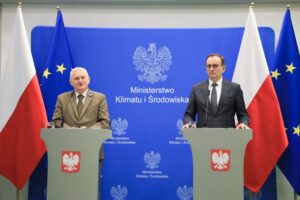 09.02.2022. Warszawa. Wspólna konferencja w sprawie wykupu gruntów. Na zdjęciu (od lewej): Józef Kubica - p.o. dyrektor generalny Lasów Państwowych i Edward Siarka -sekretarz stanu w Ministerstwie Klimatu i Środowiska / lasy.gov.pl