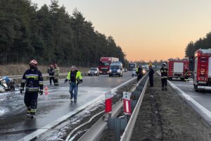 14.02.2022. Suchedniów. Spalona naczepa samochodu ciężarowego / Wiktor Taszłow / Radio Kielce