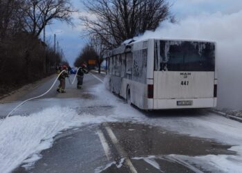 08.02.2022. Skarżysko-Kamienna. Pożar autobusu MPK / Paweł Sieczka / PSP Skarzysko