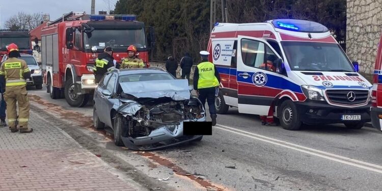 22.02.2022. Pińczów. Wypadek trzech samochodów / Komenda Powiatowa Państwowej Straży Pożarnej w Pińczowie