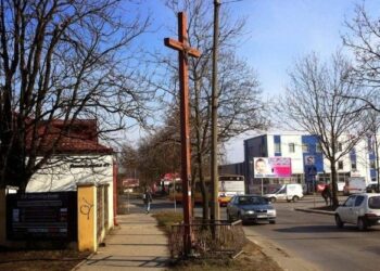 Na zdjęciu: stary, drewniany krzyż, który stał w rejonie skrzyżowania ul. Górnej i Domaszowskiej w Kielcach / słuchacz Radia Kielce