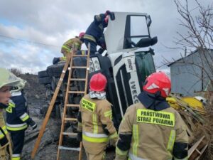 23.02.2022. Sielec Biskupi. Interwencja strażaków, którzy pomagali uwięzionemu mężczyźnie / KP PSP Kazimierza Wielka