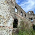 12.10.2021. Podzamcze Piekoszowskie. Ruiny pałacu Tarłów / Jarosław Kubalski / Radio Kielce